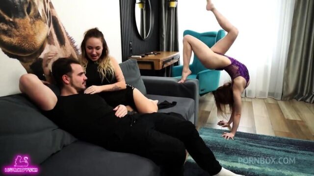 A una rubia tetona le encanta ver a su marido follar con zorras jóvenes - Video HD Subtitulado