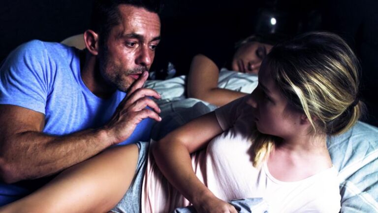Acoso a la amiga de mi hija – Premium