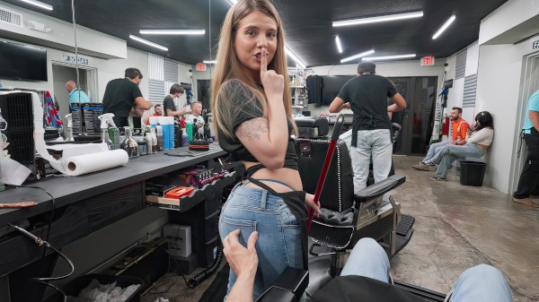 Entre tijeras y miradas: lo que pasó en la barbería no era parte del servicio sub español