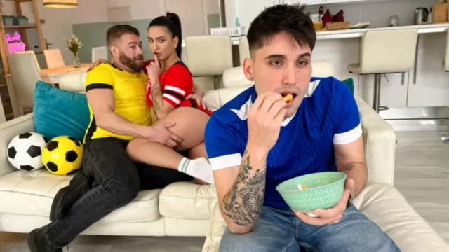 Mira el partido de futbol mientra la novia lo engaña con su amigo - Video HD Subtitulado