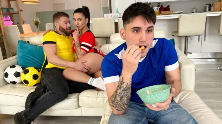 Mira el partido de futbol mientra la novia lo engaña con su amigo - sub español
